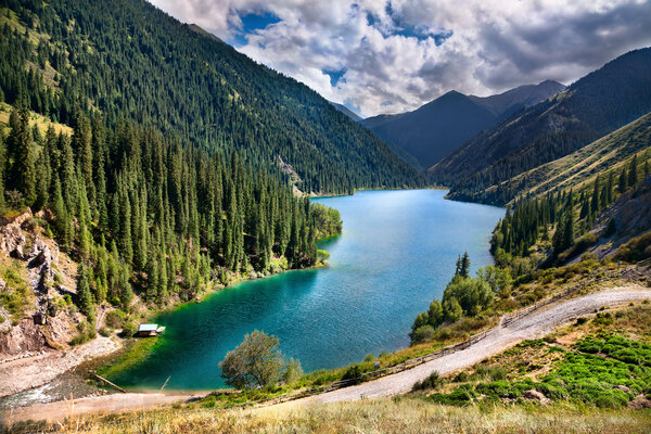 Горное озеро Колсай в Казахстане
