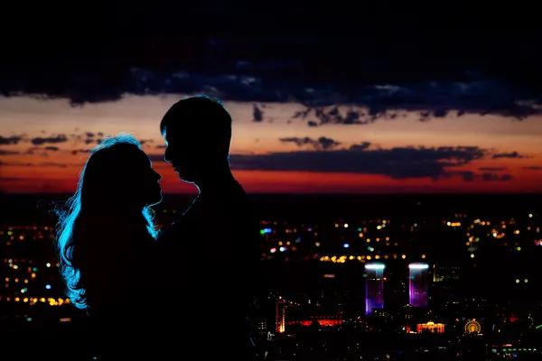 Couple silhouette la nuit ville — Photo