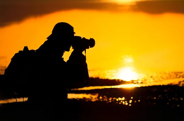 Sylwetka fotografa o zachodzie słońca — Zdjęcie stockowe