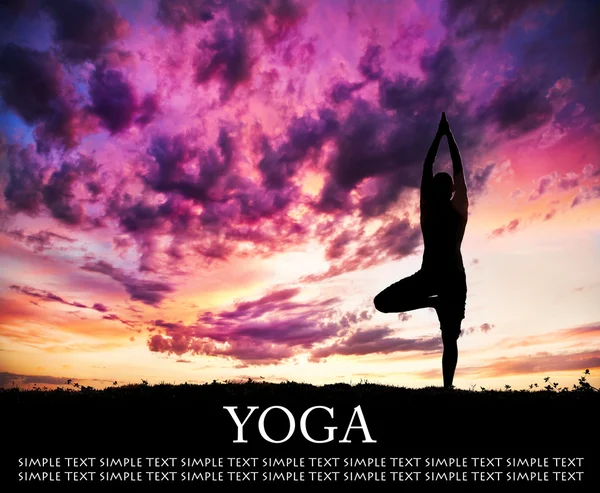 Yoga silhouette arbre pose — Photo