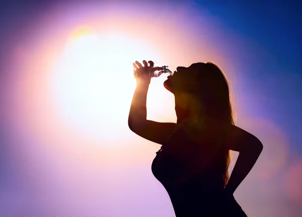 Kadın silueti içme suyu — Stok fotoğraf