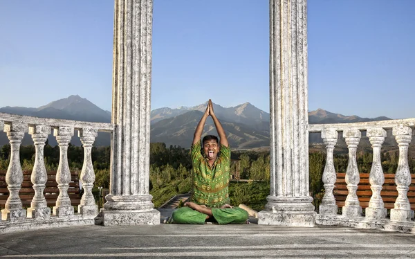 Lustige Yoga Lotus Pose — Stockfoto