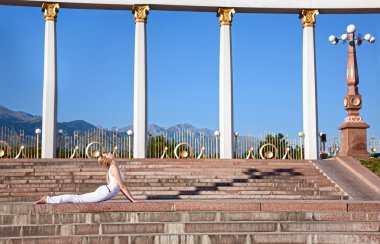 kentsel yoga bhujangasana cobra poz