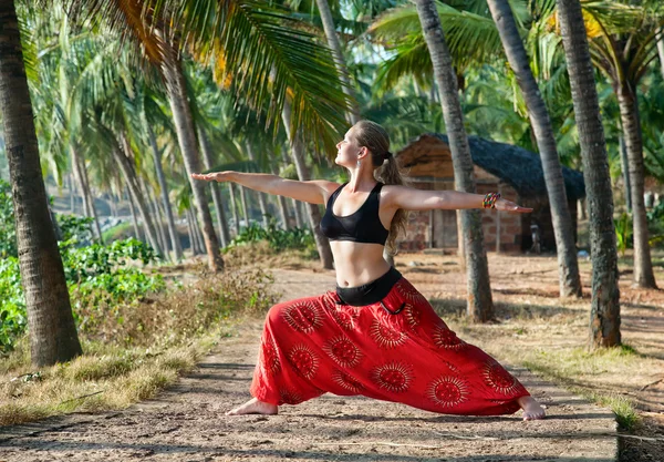Yoga virabhadrasana II — стоковое фото