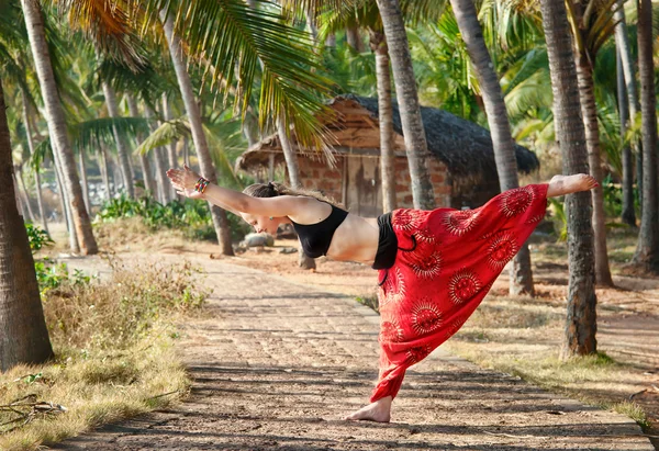 Yoga virabhadrasana III — стоковое фото
