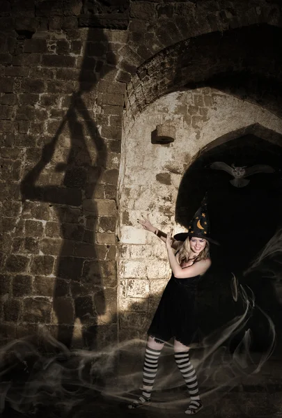 Bruxa assustando sua sombra — Fotografia de Stock