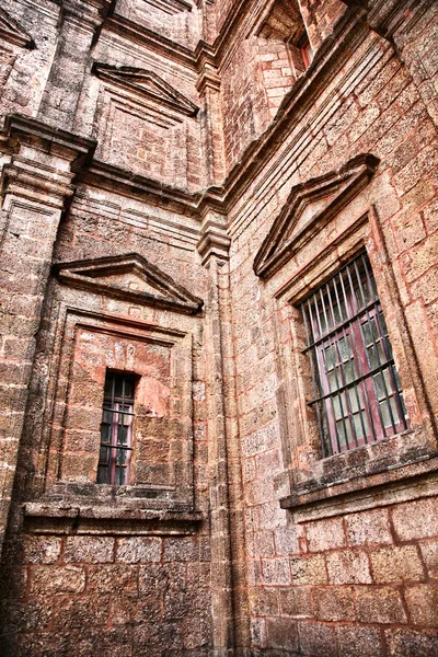 Ventanas de la iglesia en la antigua Goa India — Foto de Stock