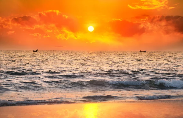 Barcos de pescadores que capturam peixes ao pôr do sol — Fotografia de Stock
