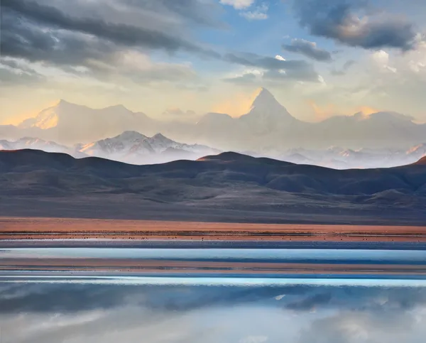 Stock image Khan Tengri mountain and Tuzkol lake