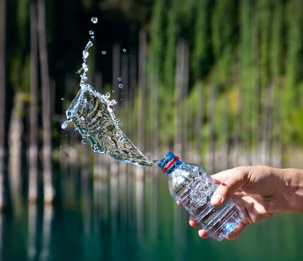 水しぶきと水のボトル — ストック写真