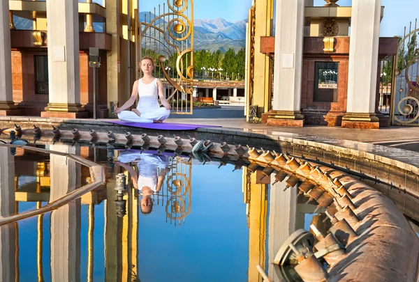 Urban Yoga meditation in lotus pose — Stock Photo, Image