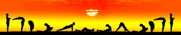 Stegen i yoga surya namaskar sun hälsningsfras — Stockfoto