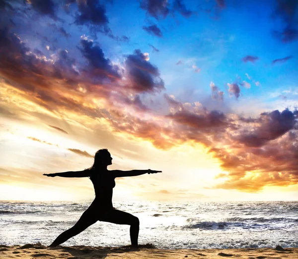 Yoga Silhouette Krieger II Pose — Stockfoto