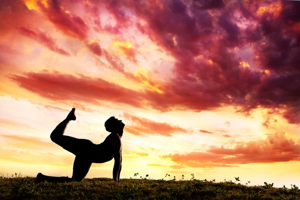 Silhouette de yoga parshva marjariasana pose de chat — Photo