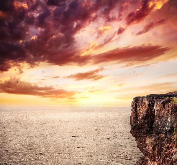Pozadí oceánu, cliff a západ slunce — Stock fotografie
