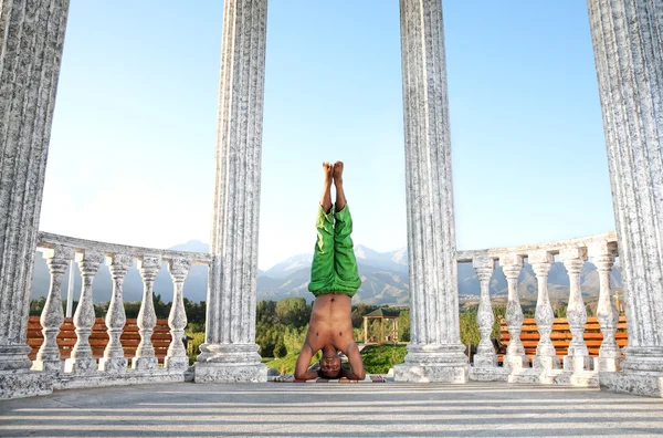 Cabeza de yoga soporte de loto pose — Foto de Stock