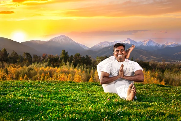 Yoga i bergen — Stockfoto
