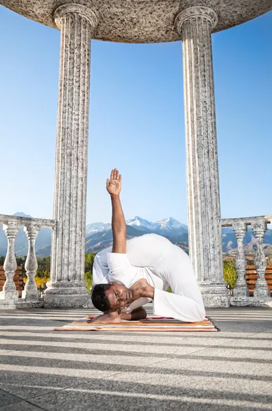 Ongelooflijke yoga verder pose — Stockfoto