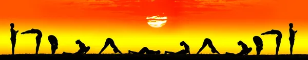 Yoga surya namaskar sol saudação — Fotografia de Stock