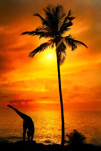 Yoga silhouet op oceaan — Stockfoto