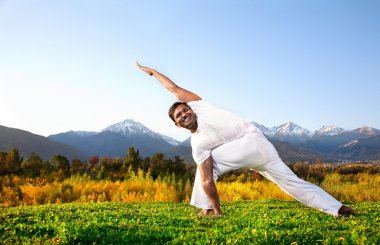 Yoga parivrita parsvakonasana