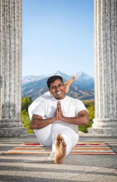 Yoga eka reset shirasana — Stok fotoğraf