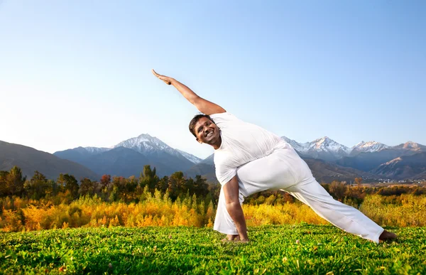 Yoga parivrita parsvakonasana — Stockfoto