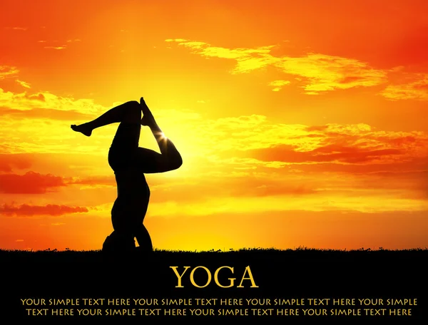 Silhouette de yoga pose shirshasana — Photo