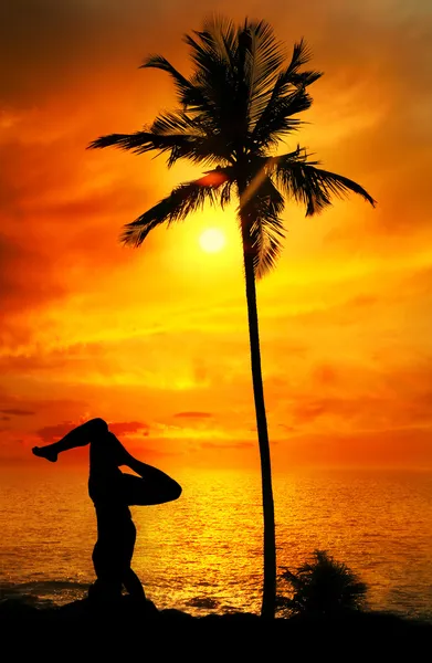 Yoga silhueta shirshasana no oceano — Fotografia de Stock