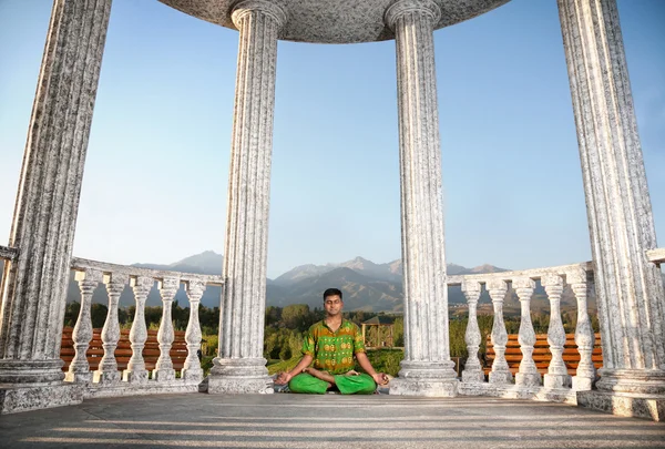 Yoga lotus poseren — Stockfoto