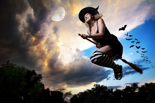 Летающая ведьма на метле — стоковое фото