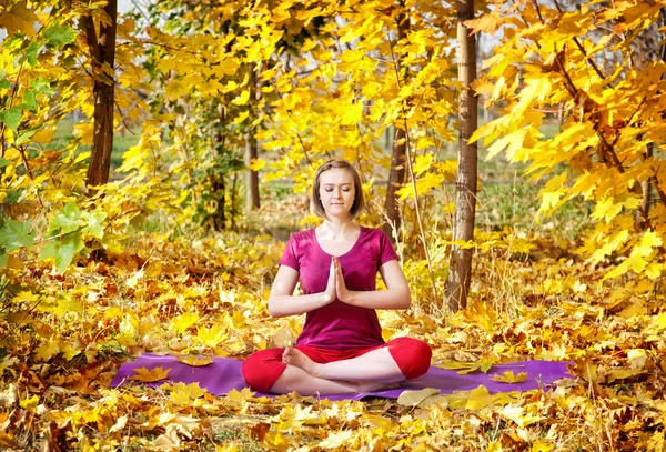 Yoga in autumn — Stock Photo, Image
