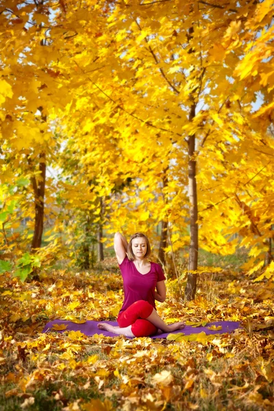 Yoga en automne — Photo