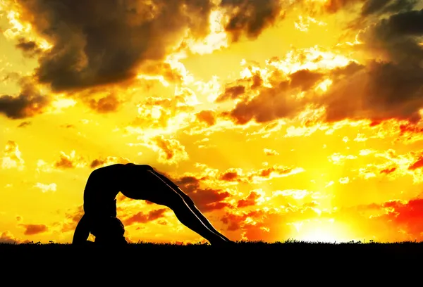Yoga silhuett i solnedgången — Stockfoto