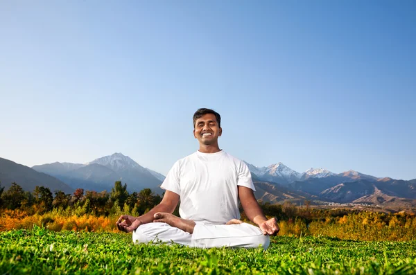 Yoga meditatie in de bergen — Stockfoto