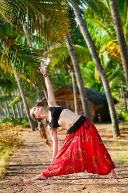 Yoga trikonasana üçgen poz