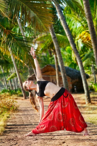 Yoga trikonasana pose triângulo — Fotografia de Stock