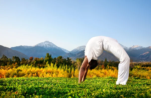 Yoga chakrasana roda pose — Fotografia de Stock