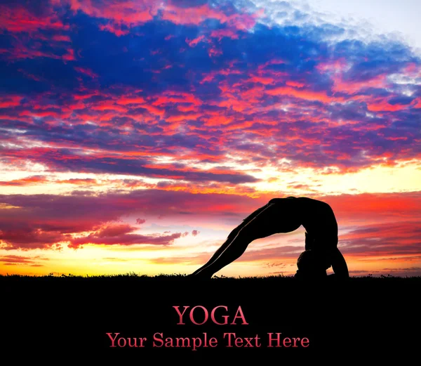 Silhouette de yoga au coucher du soleil — Photo