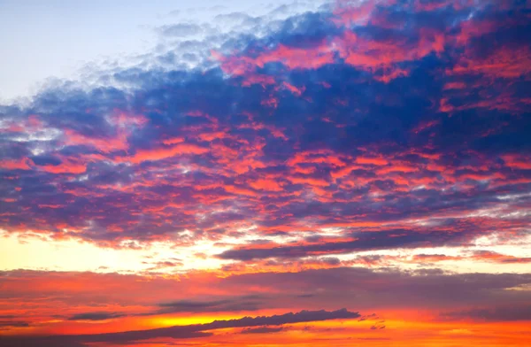 Dramatiska färgstark solnedgång himlen — Stockfoto