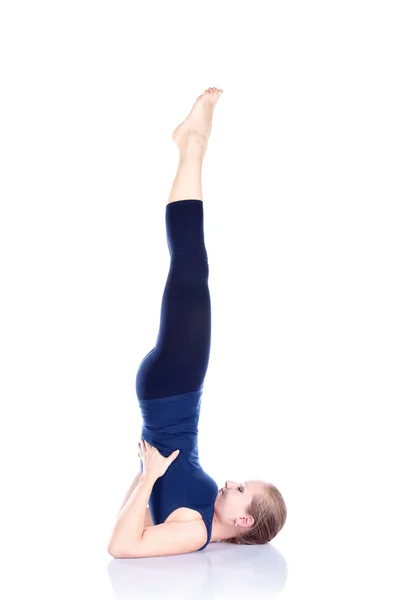 Yoga sarvangasana Schulterstandhaltung — Stockfoto