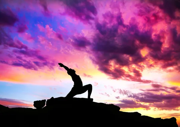 Yoga virabhadrasana guerriero posa — Foto Stock