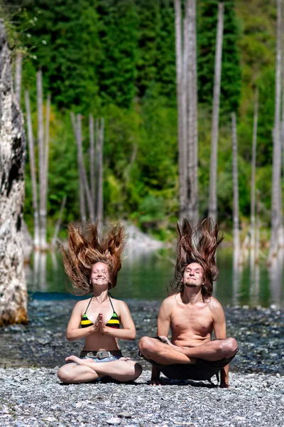 Yoga levitation hår upp — Stockfoto