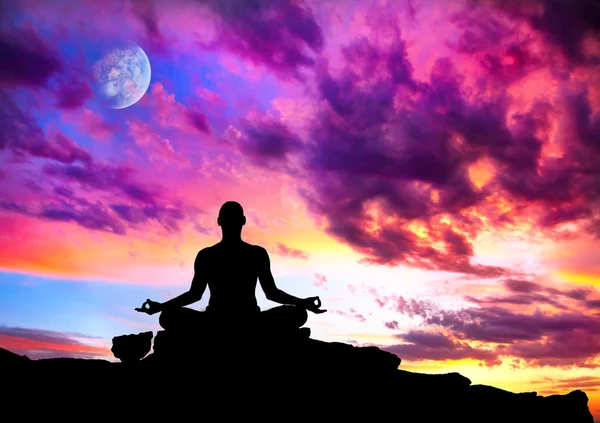 Силуэт медитации йоги — стоковое фото