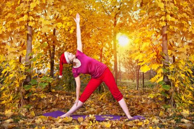 Noel yoga trikonasana poz