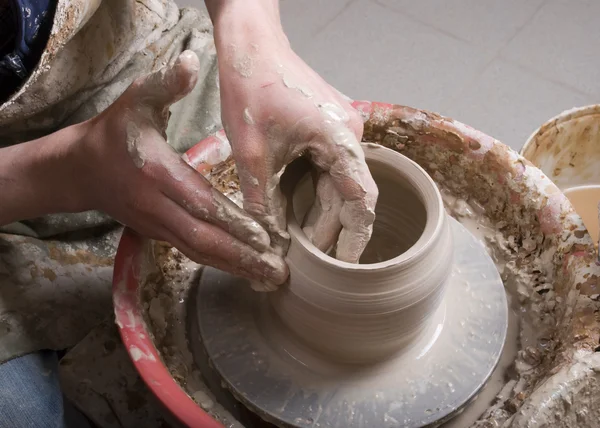 As mãos de um oleiro, criando um jarro de barro no círculo — Fotografia de Stock