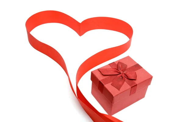 Красное сердце с коробкой подарков — стоковое фото