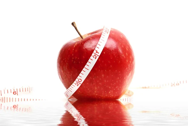 Красное свежее яблоко на белом фоне — стоковое фото
