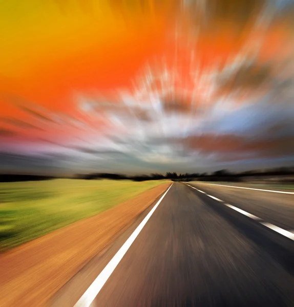 Blured road och blå himmel — Stockfoto