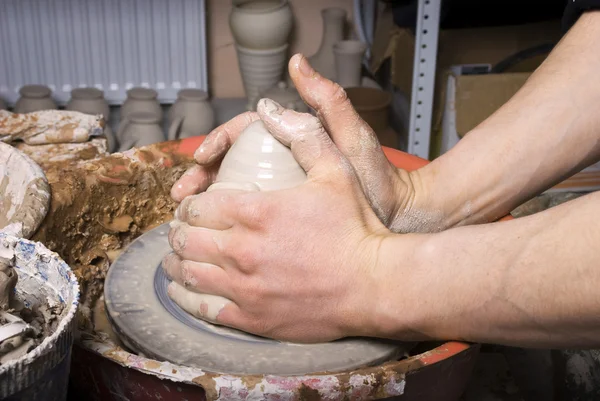 Händerna på en krukmakare, skapa ett lerkärl burk på cirkeln — Stockfoto